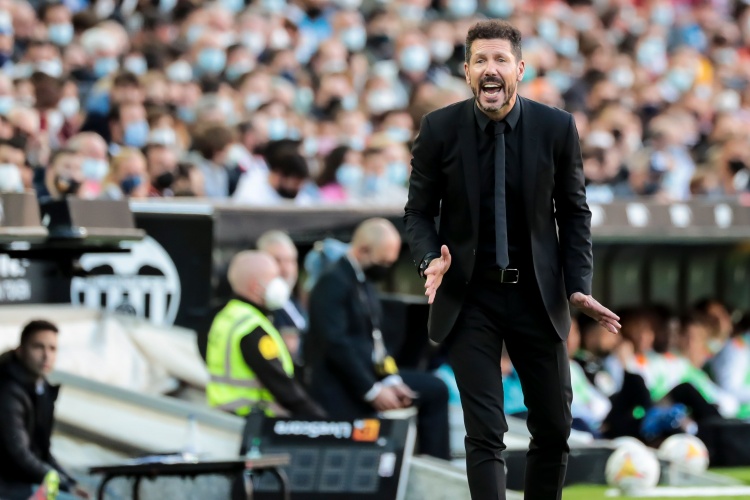 西蒙尼怒斥欧足联:小蜘蛛摔倒了两次触球,规则就变了这让我羞愧